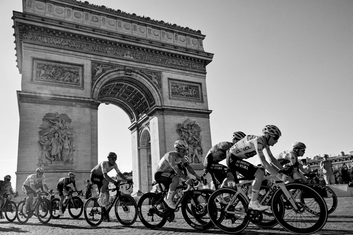Tour de France peloton passing the Arc de Triomphe in team sponsor kit